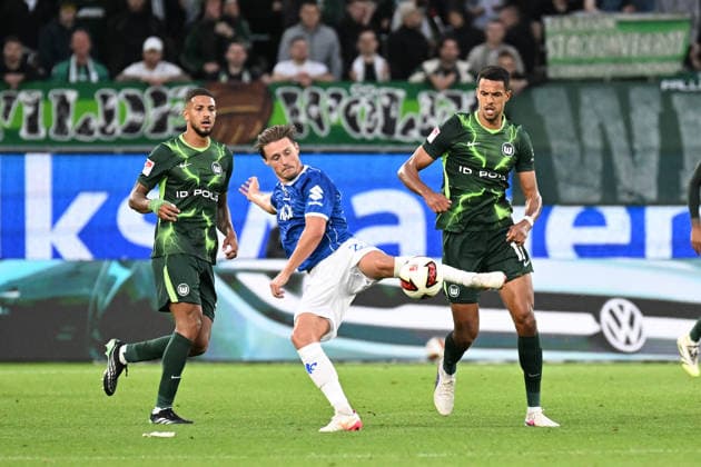 Men s I Women s I 2026–2027 Season I 2. Bundesliga I Matchday 6 I VfL Wolfsburg vs. SV Darmstadt 98 I September 18, 2026 Carlo Sickinger, 23, of SV Darmstadt 98 passes the ball to Robert Glatzel, 19, VfL Wolfsburg, Wolfsburg, Volkswagen Arena, Lower Saxony, Germany Copyright: xLobeca InesxHähnelx