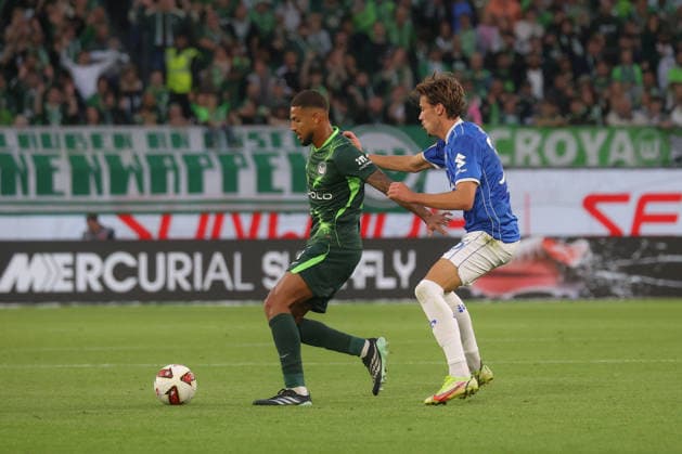 September 18, 2026, xgox, Soccer, 2. Bundesliga, VfL Wolfsburg vs. SV Darmstadt 98, Vinicius Souza (Wolfsburg), 5, Milan Smit (Darmstadt), 36, duel, battle, tackle. DFL and DFB regulations prohibit any use of photographs as image sequences and or quasi-video. Wolfsburg