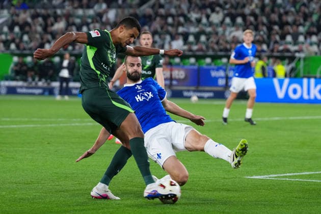 September 18, 2026, xydrx, Men s, Soccer, 2. Bundesliga, VfL Wolfsburg vs. SV Darmstadt 98, 2026–2027 season, Volkswagen Arena, Robert Glatzel (VfL Wolfsburg), 19, in a tackle against Aleksandar Vukotic (SV Darmstadt 98), 20. DFB regulations prohibit any use of photographs as image sequences and or quasi-video. Copyright: HMBxMedia YannisxDreimann