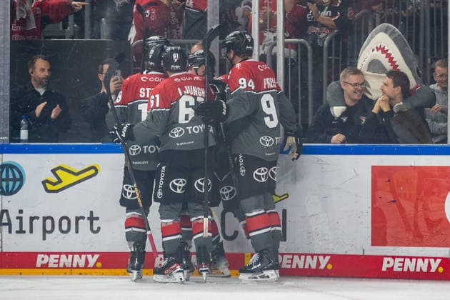 The Cologne players celebrate the goal that tied the game at 1–1: Cologne Haie vs. Grizzlys Wolfsburg, ice hockey, Penny DEL, Matchday 1, 2026–2027 season, September 18, 2026, Cologne Haie vs. Grizzlys Wolfsburg, ice hockey, Penny DEL, Matchday 1, 2026–2027 season, September 18, 2026, Cologne Copyright: xEibner-Pressefoto ThomasxHaeslerx EP_THR