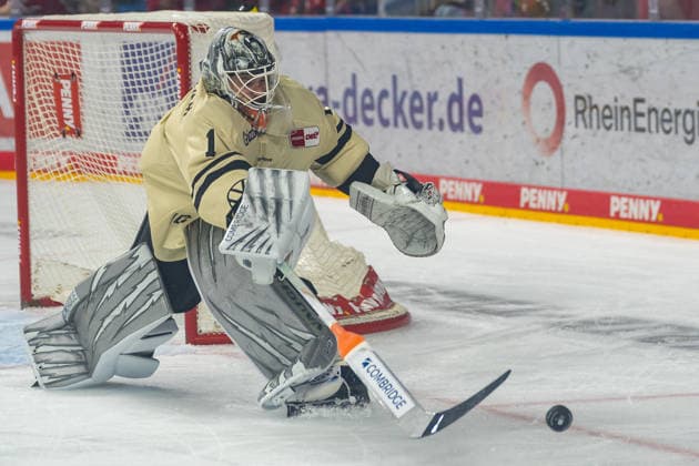 Dustin Strahlmeier, Grizzlys Wolfsburg, passes the puck on. Kölner Haie vs. Grizzlys Wolfsburg, ice hockey, Penny DEL, Matchday 1, 2026–2027 season, September 18, 2026, Cologne Sharks vs. Grizzlys Wolfsburg, Ice Hockey, Penny DEL, Matchday 1, 2026–2027 Season, September 18, 2026, Cologne Copyright: xEibner-Pressefoto ThomasxHaeslerx EP_THR