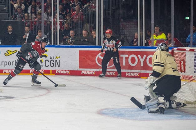 Gregor MacLeod of the Cologne Sharks, No. 89, skates toward the goal defended by Dustin Strahlmeier of the Wolfsburg Grizzlys, 0-1, in the game between the Cologne Sharks and the Wolfsburg Grizzlys, ice hockey, Penny DEL, Matchday 1, 2026–2027 season, September 18, 2026, Cologne Sharks vs. Grizzlys Wolfsburg, Ice Hockey, Penny DEL, Matchday 1, 2026–2027 Season, September 18, 2026, Cologne Copyright: xEibner-Pressefoto ThomasxHaeslerx EP_THR