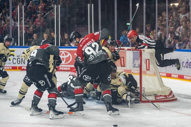 A scramble in front of Dustin Strahlmeier s goal—Grizzlys Wolfsburg, Matchday 1—causing a referee to take cover behind the net. Kölner Haie vs. Grizzlys Wolfsburg, ice hockey, Penny DEL, Matchday 1, 2026–2027 season, September 18, 2026, Cologne Haie vs. Grizzlys Wolfsburg, ice hockey, Penny DEL, Matchday 1, 2026–2027 season, September 18, 2026, Cologne Copyright: xEibner-Pressefoto ThomasxHaeslerx EP_THR