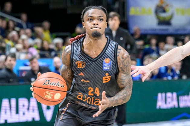Pictured, from left: Cobe Williams, NINERS Chemnitz, 24, on offense, GER, Berlin, basketball, Alba Berlin and the Niners Chemnitz, BBL season opener, opening game, at the UBER Arena, September 18, 2026, Copyright: HMBxMedia UwexKoch