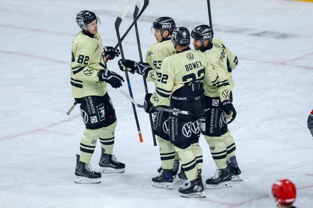 September 18, 2026, Ice Hockey, DEL, Kölner Haie vs. Grizzlys Wolfsburg, Matchday 1, 2026–27 Season, Lanxess Arena, Cologne: Celebrations after the 2–1 goal by Will Graber (Grizzlys Wolfsburg 82), along with Luis Schinko (Grizzlys Wolfsburg 63) and Madison Bowey (Grizzlys Wolfsburg 22), North Rhine-Westphalia, Germany