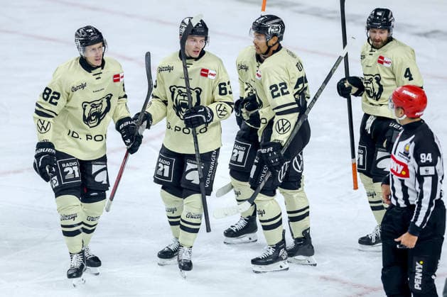 September 18, 2026, Ice Hockey, DEL, Kölner Haie vs. Grizzlys Wolfsburg, Matchday 1, 2026–27 Season, Lanxess Arena, Cologne: Celebrations after the 2–1 goal by Will Graber (Grizzlys Wolfsburg 82), along with Luis Schinko (Grizzlys Wolfsburg 63) and Madison Bowey (Grizzlys Wolfsburg 22), North Rhine-Westphalia, Germany