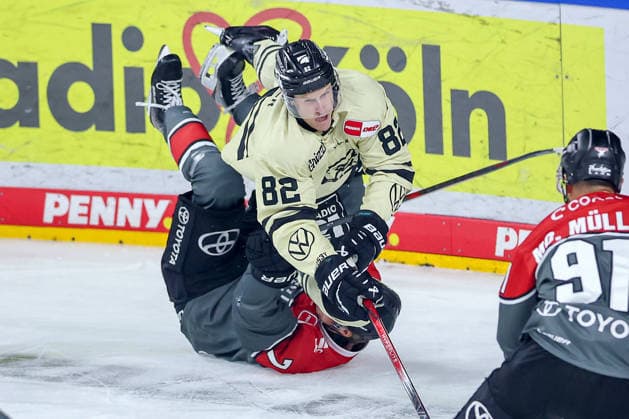 September 18, 2026, Ice hockey, DEL, Kölner Haie vs. Grizzlys Wolfsburg, Matchday 1, 2026–27 season, Lanxess Arena, Cologne. Will Graber (Grizzlys Wolfsburg, No. 82) falls to the ice during a collision with Carlos Händel (Kölner Haie, No. 07). North Rhine-Westphalia, Germany