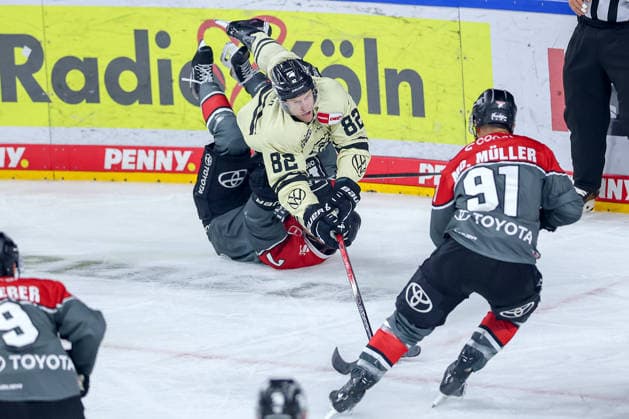 September 18, 2026, Ice hockey, DEL, Kölner Haie vs. Grizzlys Wolfsburg, Matchday 1, 2026–27 season, Lanxess Arena, Cologne. Will Graber (Grizzlys Wolfsburg, No. 82) falls to the ice during a collision with Carlos Händel (Kölner Haie, No. 07). North Rhine-Westphalia, Germany