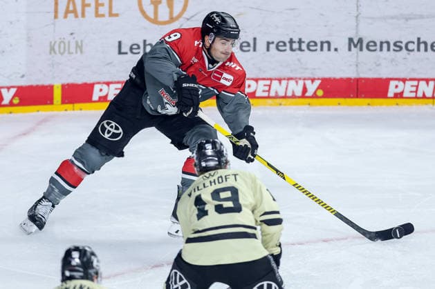 September 18, 2026, Ice Hockey, DEL, Kölner Haie vs. Grizzlys Wolfsburg, Matchday 1, 2026–27 Season, Lanxess Arena, Cologne; Maximilian Kammerer of the Kölner Haie 09 in a battle against Dustin Willhöft of the Grizzlys Wolfsburg 19, North Rhine-Westphalia, Germany