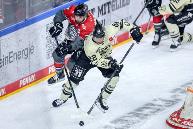 September 18, 2026, Ice hockey, DEL, Kölner Haie vs. Grizzlys Wolfsburg, Matchday 1, 2026–27 season, Lanxess Arena, Cologne; Madison Bowey (Grizzlys Wolfsburg, 22) in a one-on-one battle against Daniel Fischbuch (Kölner Haie, 71), North Rhine-Westphalia, Germany