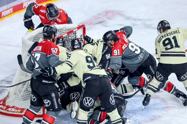 September 18, 2026, Ice Hockey, DEL, Kölner Haie vs. Grizzlys Wolfsburg, Matchday 1, 2026–27 Season, Lanxess Arena, Cologne: Chaos on the ice in front of goalie Dustin Strahlmeier’s net; Grizzlys Wolfsburg 01 Moritz Müller, Kölner Haie 91, scores; North Rhine-Westphalia, Germany