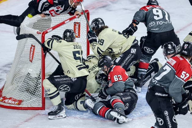 September 18, 2026, Ice Hockey, DEL, Kölner Haie vs. Grizzlys Wolfsburg, Matchday 1, 2026–27 Season, Lanxess Arena, Cologne. Chaos on the ice around the net of goalie Dustin Strahlmeier. Grizzlys Wolfsburg 01, North Rhine-Westphalia, Germany