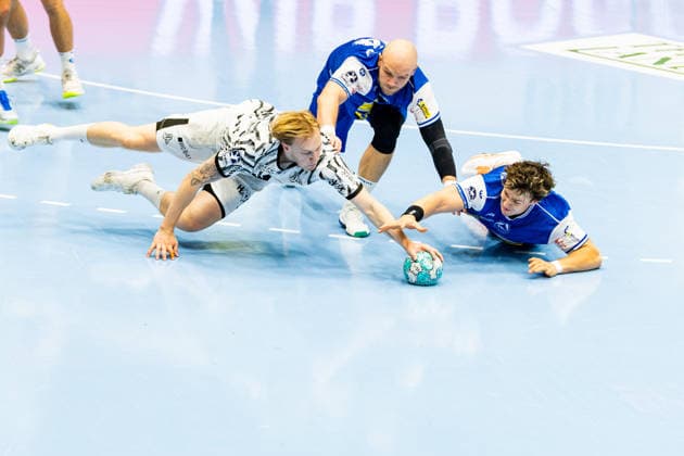 18.09.2026, GER, Handball, Maenner, Saison 26 27, Opel 1.Bl, 5.Spieltag, ThSV Eisenach - THW Kiel Eric Johansson (THW Kiel), Peter Walz (ThSV Eisenach,14), Tillman Leu (ThSV Eisenach,99) 99817 Eisenach Werner-Assmann-Halle Am Sportp Thueringen Deutschland