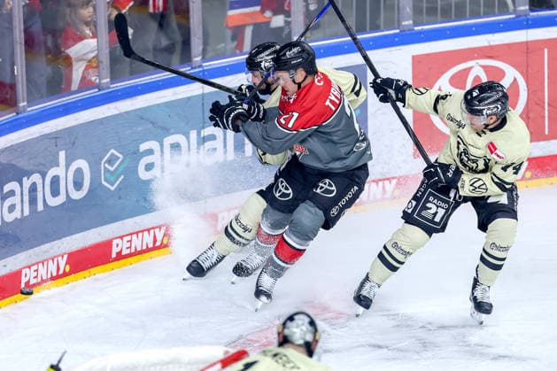 September 18, 2026, Ice Hockey, DEL, Kölner Haie vs. Grizzlys Wolfsburg, Matchday 1, 2026–27 Season, Lanxess Arena, Cologne; Juhani Tyrväinen (Kölner Haie 21) in a one-on-one battle against Les Lancaster (Grizzlys Wolfsburg 74), North Rhine-Westphalia, Germany