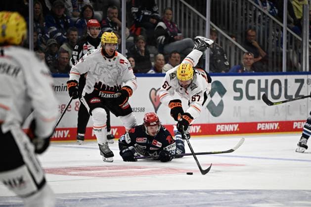 From left to right: Bjoern Krupp, Loewen Frankfurt 5; Hakon Haenelt, Schwenninger Wild Wings 19; Matthew Wedman, Loewen Frankfurt 67; Schwenninger Wild Wings vs. Loewen Frankfurt, DEL, Regular Season, Game 1, 2026–2027 Season, 20260918 Schwenninger Wild Wings vs. Loewen Frankfurt, DEL, Regular Season, Game 1, 2026–2027 Season, 20260918 Schwenningen Copyright: xEibner-Pressefoto SvenxLaeglerx EP_SVL
