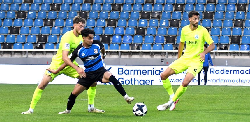 September 18, 2026, xokbx, Regionalliga Southwest Soccer, FSV Frankfurt vs. Stuttgarter Kickers, Ismail Harnafi (FSV Frankfurt), Luca Trslic, Stuttgarter Kickers; Elvir Zukaj, Stuttgarter Kickers; Tackle, Head-to-head, Frankfurt am Main