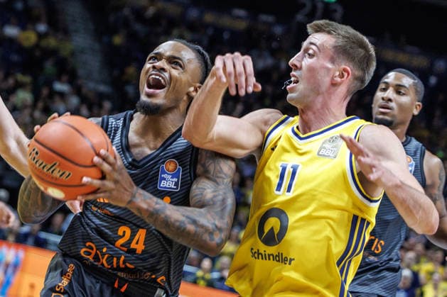 Basketball, Men s Bundesliga, Alba Berlin vs. Niners Chemnitz, Uber Arena on September 18, 2026, in Berlin. Cobe Williams of the Niners Chemnitz battles Joe Wieskamp of Alba Berlin for the ball. Alba Berlin vs. Niners Chemnitz