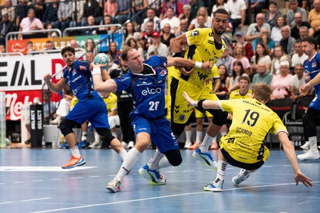 Tobias Heinzelmann, HBW Balingen Weilstetten, 28, on the left, against Linus Schmid, TVB Stuttgart, 19, HBW Balingen Weilstetten vs. TVB Stuttgart, GER, Opel 1 Handball Bundesliga, Championship, Matchday 5, 2026–2027 season, September 18, 2026, Eibner Press Photo: Andreas Ulmer, HBW Balingen Weilstetten vs. TVB Stuttgart, GER, Opel 1 Handball Bundesliga, Championship, Matchday 5, 2026–2027 season, September 18, 2026, Balingen Copyright: xEibner-Pressefoto AndreasxUlmerx EP_AUR