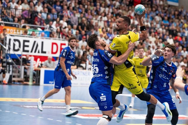 Philipp Ahouansou, TVB Stuttgart, 05, scores against Csaba Leimeter, HBW Balingen Weilstetten, 55, HBW Balingen Weilstetten vs. TVB Stuttgart, GER, Opel 1 Handball Bundesliga, Championship, Matchday 5, 2026–2027 season, September 18, 2026, Eibner Press Photo: Andreas Ulmer, HBW Balingen Weilstetten vs. TVB Stuttgart, GER, Opel 1 Handball Bundesliga, Championship, Matchday 5, 2026–2027 season, September 18, 2026, Balingen Copyright: xEibner-Pressefoto AndreasxUlmerx EP_AUR