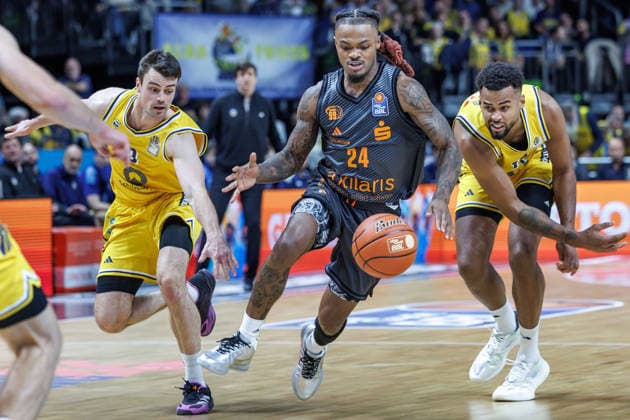 Basketball, Men s Bundesliga, Alba Berlin vs. Niners Chemnitz, Uber Arena on September 18, 2026, in Berlin: Norris Agbakoko (right), ALBA Berlin battles Cobe Williams of the Niners Chemnitz for the ball. Alba Berlin vs. Niners Chemnitz