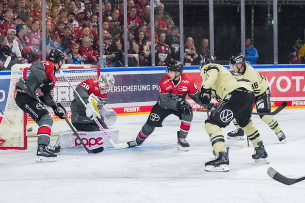 Ice Hockey: Penny DEL, Matchday 1—Cologne Sharks vs. Wolfsburg Grizzlys on September 18, 2026, at the Lanxess Arena in Cologne. Heavy traffic in front of Janne Juvonen (Cologne), 2nd from the left: According to the regulations of the DEL (German Ice Hockey League), the publication and further use of the footage in electronic media and on devices of any kind during the game is not permitted xDMx