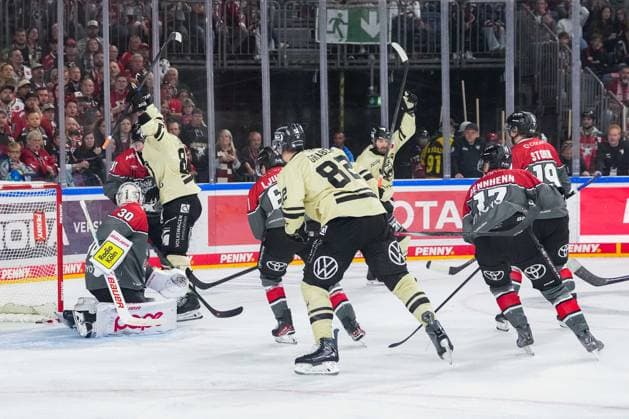 Ice Hockey: Penny DEL, Matchday 1—Cologne Sharks vs. Wolfsburg Grizzlys on September 18, 2026, at the Lanxess Arena in Cologne. Goal to make it 1–2 for Wolfsburg, scored by Will Graber of Wolfsburg, center. In accordance with the regulations of the DEL (German Ice Hockey League), the publication and further use of the footage in electronic media and on devices of any kind during the game is not permitted. xDMx