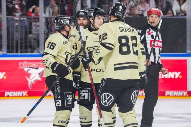 Ice Hockey: Penny DEL, Matchday 1—Cologne Sharks vs. Wolfsburg Grizzlys on September 18, 2026, at the Lanxess Arena in Cologne. Wolfsburg players celebrate the goal scored by Will Graber (Wolfsburg) to make the score 1–2, on the right. In accordance with the regulations of the DEL (German Ice Hockey League), the publication and further use of the footage in electronic media and on devices of any kind during the game is not permitted. xDMx