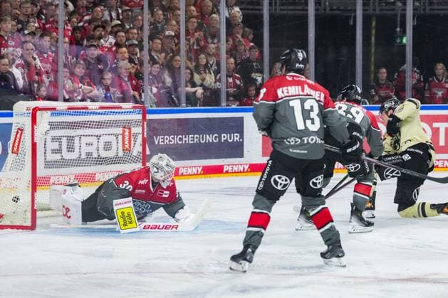 Ice Hockey: Penny DEL, Matchday 1—Cologne Sharks vs. Wolfsburg Grizzlys on September 18, 2026, at the Lanxess Arena in Cologne. Bobby Lynch of Wolfsburg, right winger, scores the goal to make it 0–1. In accordance with the regulations of the DEL (German Ice Hockey League), the publication and reuse of the footage in electronic media and on devices of any kind during the game is not permitted. xDMx