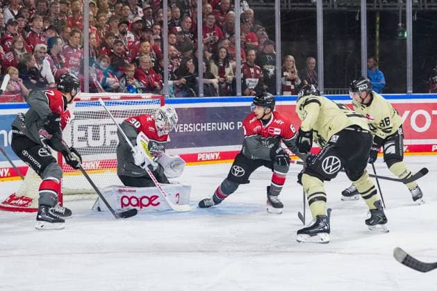 Ice Hockey: Penny DEL, Matchday 1—Cologne Sharks vs. Wolfsburg Grizzlys on September 18, 2026, at the Lanxess Arena in Cologne. Heavy traffic in front of Janne Juvonen (Cologne), 2nd from the left. In accordance with the regulations of the DEL (German Ice Hockey League), the publication and further use of the footage in electronic media and on devices of any kind during the game is not permitted. xDMx