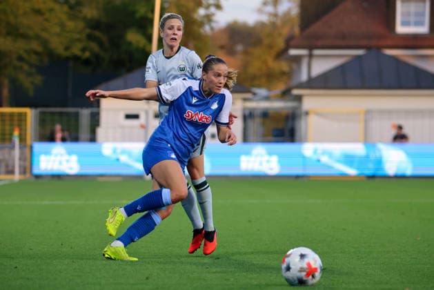 Sinsheim, Germany, September 18, 2026, Women s Bundesliga, Matchday 7: VfL Wolfsburg Women vs. TSG Hoffenheim. Pictured, from left, in a tackle: Lisann Kaut (Hoffenheim) and Lisann Kaut (TSG). Copyright: HMBxMedia MadeleinexFantini