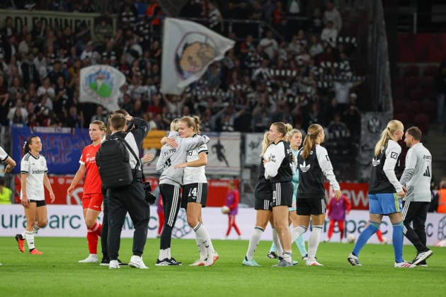 September 18, 2026, xusrbx, Soccer Google Pixel Women s Bundesliga, FSV Mainz 05 vs. Eintracht Frankfurt; from left, the Eintracht Frankfurt players, after the game, Mainz