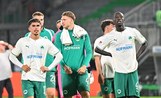 September 18, 2026 Soccer Season 2026–2027, Bundesliga 2, Matchday 6: SpVgg Greuther Fürth vs. Kleeblatt FC Magdeburg, FCM Sports Photo by Zink MeZi xmexzix. DFL regulations prohibit any use of photographs as image sequences and or quasi-video; for editorial use only. Aaron Keller 11, SpVgg Greuther Fürth; Elias Benkara 4, SpVgg Greuther Fürth; Omar Sillah 42, SpVgg Greuther Fürth, on the right, looking disappointed; disappointment after the final whistle