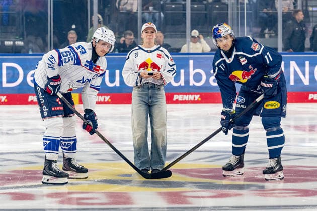 Red Bull athlete Lilou Ruel performed the opening faceoff alongside Marc Michaelis of Adler Mannheim (No. 65) and Markus Eisenschmid of EHC Red Bull Munich (No. 11), after first dropping the puck onto the ice with a jump from the video cube. GER, EHC Red Bull Munich vs. Adler Mannheim, ice hockey, DEL, 2026–2027 season, Matchday 1, September 18, 2026. Photo: HMB Media, Heike Feiner Copyright: HMBxMedia HeikexFeiner