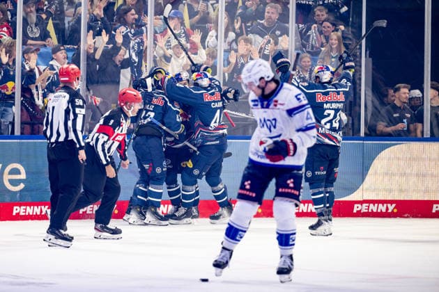 Munich fans cheer for Dominik Kahun of EHC Red Bull Munich, 21, after his goal to make it 1–0 GER, EHC Red Bull Munich vs. Adler Mannheim, ice hockey, DEL, 2026–2027 season, Matchday 1, September 18, 2026. Photo: HMB Media, Heike Feiner Copyright: HMBxMedia HeikexFeiner
