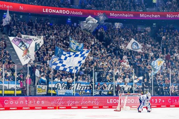 Munich fans in the North Stand behind goalkeeper Maximilian Franzreb of Adler Mannheim, 56, celebrate the goal that made it 1–0 for GER, EHC Red Bull Munich vs. Adler Mannheim, ice hockey, DEL, 2026–2027 season, Matchday 1, September 18, 2026. Photo: HMB Media, Heike Feiner Copyright: HMBxMedia HeikexFeiner