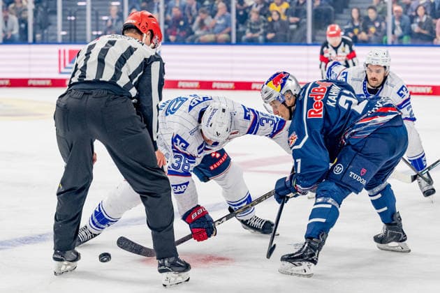 Linesman Joshua Roemer officiates a faceoff between Patrick Brown of Adler Mannheim, 38, and Dominik Kahun of EHC Red Bull Munich, 21 (GER), EHC Red Bull Munich vs. Adler Mannheim, ice hockey, DEL, 2026–2027 season, Matchday 1, September 18, 2026. Photo: HMB Media, Heike Feiner Copyright: HMBxMedia HeikexFeiner
