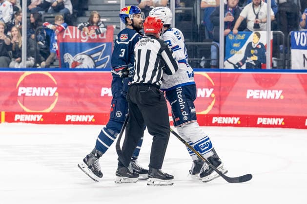 Here, Lukas Klok of EHC Red Bull Munich (03) and Dan Renouf of Adler Mannheim (04) clash; linesman Jonas Reinold steps in. GER, EHC Red Bull Munich vs. Adler Mannheim, ice hockey, DEL, 2026–2027 season, Matchday 1, September 18, 2026. Photo: HMB Media, Heike Feiner Copyright: HMBxMedia HeikexFeiner