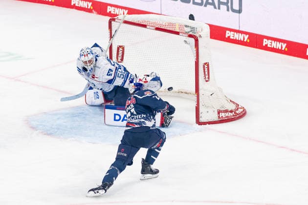 Dominik Kahun, EHC Red Bull Munich, 21, scoring his goal to make it 1–0 against goalkeeper Maximilian Franzreb, Adler Mannheim, 56 GER, EHC Red Bull Munich vs. Adler Mannheim, ice hockey, DEL, 2026–2027 season, Matchday 1, September 18, 2026 Photo: HMB Media, Franz Feiner Copyright: HMBxMedia FranzxFeiner