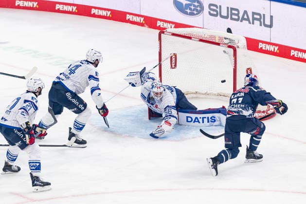 Dominik Kahun of EHC Red Bull Munich, No. 21, scoring the 1-0 goal against goalkeeper Maximilian Franzreb, No. 56, of Adler Mannheim; Kris Bennett of Adler Mannheim, No. 21; and Dan Renouf of Adler Mannheim, 04 are unable to intervene. GER, EHC Red Bull Munich vs. Adler Mannheim, ice hockey, DEL, 2026–2027 season, Matchday 1, September 18, 2026. Photo: HMB Media, Franz Feiner Copyright: HMBxMedia FranzxFeiner
