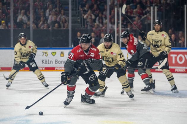 Face-off between Daniel Fischbuch of the Koelner Haie, 71, and Justin Feser of the Grizzlys Wolfsburg, 71; Koelner Haie vs. Grizzlys Wolfsburg, ice hockey, Penny DEL, Matchday 1, 2026–2027 season, September 18, 2026, Cologne Sharks vs. Grizzlys Wolfsburg, Ice Hockey, Penny DEL, Matchday 1, 2026–2027 Season, September 18, 2026, Cologne Copyright: xEibner-Pressefoto ThomasxHaeslerx EP_THR