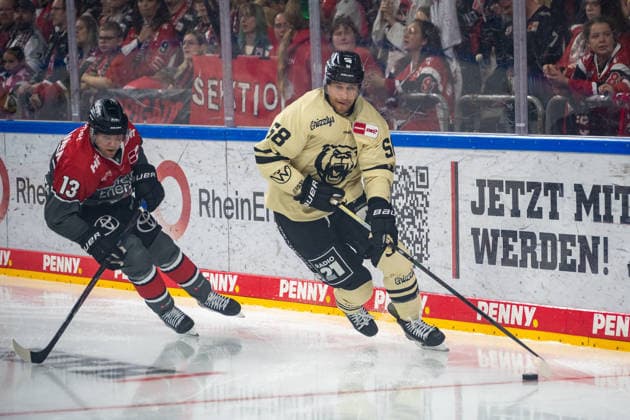 Face-off between Valtteri Kemilainen of the Cologne Haie, 13, and Tyler Gaudet of the Wolfsburg Grizzlys, 58; Cologne Haie vs. Wolfsburg Grizzlys, Ice Hockey, Penny DEL, Matchday 1, 2026–2027 Season, September 18, 2026, Cologne Sharks vs. Grizzlys Wolfsburg, Ice Hockey, Penny DEL, Matchday 1, 2026–2027 Season, September 18, 2026, Cologne Copyright: xEibner-Pressefoto ThomasxHaeslerx EP_THR