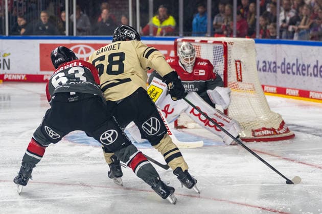 Face-off between Patrick Russell (Cologne Sharks, 63) and 68GRI in front of Janne Juvonen’s (Cologne Sharks, 30) net. Cologne Sharks vs. Grizzlys Wolfsburg, ice hockey, Penny DEL, Matchday 1, 2026–2027 season, September 18, 2026, Cologne Haie vs. Grizzlys Wolfsburg, ice hockey, Penny DEL, Matchday 1, 2026–2027 season, September 18, 2026, Cologne Copyright: xEibner-Pressefoto ThomasxHaeslerx EP_THR