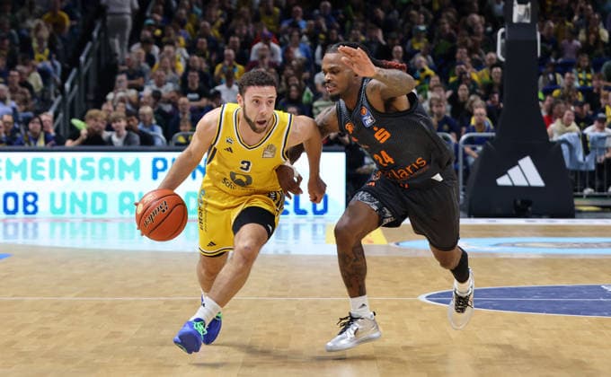Jordan Ford with the ball, Cobe Williams in a matchup—game action, sports, basketball, BBL, Bundesliga, Men s Division 1, Matchday, 2026–2027 season, September 18, 2026, ALBA Berlin vs. Niners Chemnitz 99ers