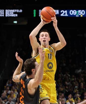 Ben Burnham, Joe Wieskamp with the ball; one-on-one; game action; sports; basketball; BBL; Bundesliga; Men s Division 1; Matchday; 2026–2027 season; September 18, 2026; ALBA Berlin vs. Niners Chemnitz 99ers