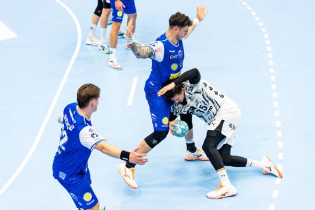 September 18, 2026, GER, Handball, Men, Season 26–27, Opel 1st Division, Matchday 5, ThSV Eisenach vs. THW Kiel, Domen Makuc (THW Kiel), Justin Kurch (ThSV Eisenach), 52 99817 Eisenach, Werner Assmann Hall, Am Sportpark, Thuringia, Germany