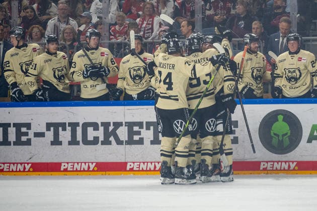 The Wolfsburg players celebrate the goal that tied the game at 3–3: Kölner Haie vs. Grizzlys Wolfsburg, ice hockey, Penny DEL, Matchday 1, 2026–2027 season, September 18, 2026, Cologne Sharks vs. Grizzlys Wolfsburg, Ice Hockey, Penny DEL, Matchday 1, 2026–2027 Season, September 18, 2026, Cologne Copyright: xEibner-Pressefoto ThomasxHaeslerx EP_THR