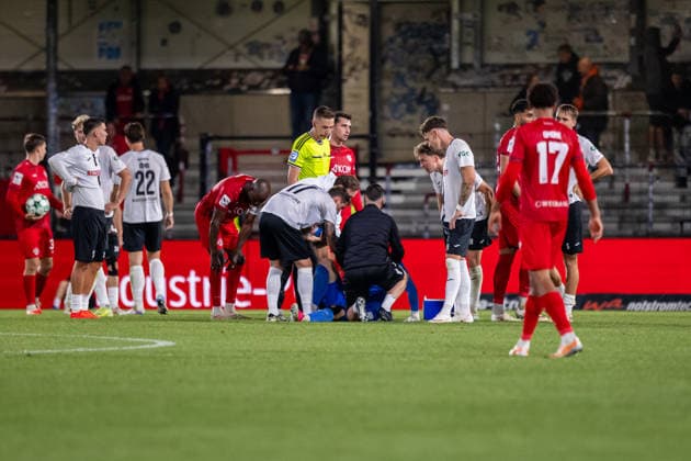 The players are gathered around Timo Schlieck of SC Verl, 01, who is receiving medical attention. GER, SC Verl vs. FC Wuerzburger Kickers, Soccer, 3rd Division, Matchday 7, 2026–2027 season, September 18, 2026 DFL regulations prohibit the use of photographs as image sequences and or quasi-video GER, SC Verl vs. FC Würzburg Kickers, soccer, 3rd League, Matchday 7, 2026–2027 season, September 18, 2026, Verl Copyright: xEibner-Pressefoto JanxRollingerx EP_JSK