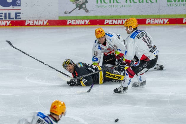 C. J. Suess on the ice, Rayan Bettahar of the Fischtown Pinguins Bremerhaven (No. 15) and Roman Kechter of the Fischtown Pinguins Bremerhaven (No. 10) in a face-off during the Krefeld Pinguine vs. Pinguins Bremerhaven game, ice hockey, PENNY DEL, Matchday 1, 2026–2027 season, September 18, 2026: Krefeld Pinguine vs. Pinguins Bremerhaven, ice hockey, PENNY DEL, Matchday 1, 2026–2027 season, September 18, 2026, Krefeld Copyright: xEibner-Pressefoto LukasxBaldygax EP_LBA
