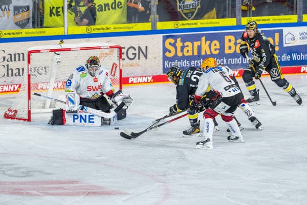 Kristers Gudlevskis, Fischtown Pinguins Bremerhaven, 30, is being checked by C. J. Suess, Parker Tuomie, Fischtown Pinguins Bremerhaven, 06; Tanner Kero, Krefeld Pinguine, 16; Krefeld Pinguine vs. Pinguins Bremerhaven, ice hockey, PENNY DEL, Matchday 1, 2026–2027 season, September 18, 2026, Krefeld Pinguine vs. Pinguins Bremerhaven, ice hockey, PENNY DEL, Matchday 1, 2026–2027 season, September 18, 2026, Krefeld Copyright: xEibner-Pressefoto LukasxBaldygax EP_LBA
