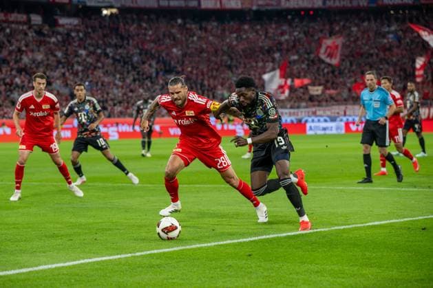 Soccer, Men s, 2026–2027 Season, Bundesliga 1, Matchday 4, FC Bayern Munich vs. 1. FC Union Berlin; from left: Christopher Trimmel (1. FC Union Berlin) and Alphonso Davies (Bayern Munich), September 18, 2026, Copyright: xMatthiasxKochx